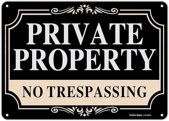 A sign that says private property no trespassing.