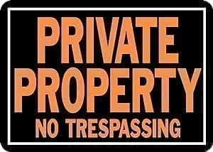 A sign that says private property no trespassing.